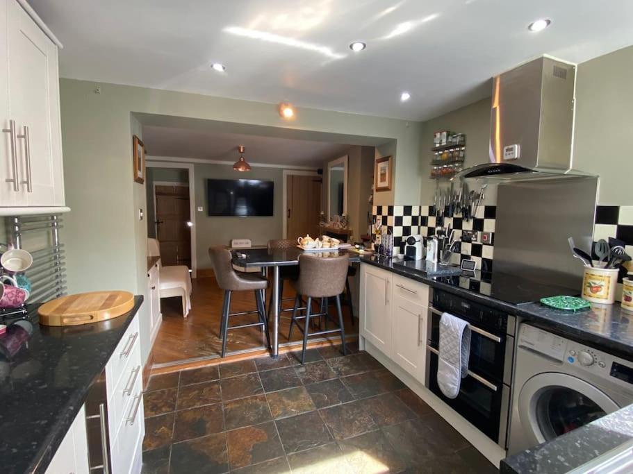 Outskirts Of Ulverston, Entire Cottage - Sleeps 4 Eksteriør billede