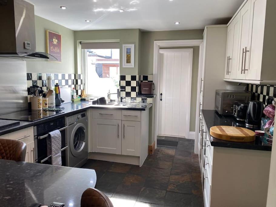 Outskirts Of Ulverston, Entire Cottage - Sleeps 4 Eksteriør billede